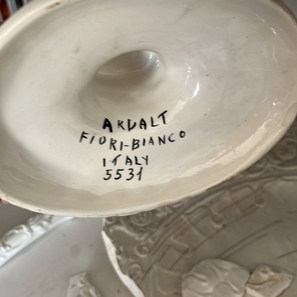Italian Porcelain serving bowl LID (pedestal, ladle and platter broken 😢 - Picture 7 of 12